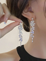 boucles d'oreilles pendantes élégantes et luxueuses au design de feuille cristalline L’Art des Vêtements