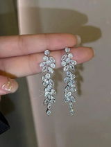 boucles d'oreilles pendantes élégantes et luxueuses au design de feuille cristalline L’Art des Vêtements