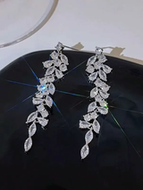 boucles d'oreilles pendantes élégantes et luxueuses au design de feuille cristalline L’Art des Vêtements