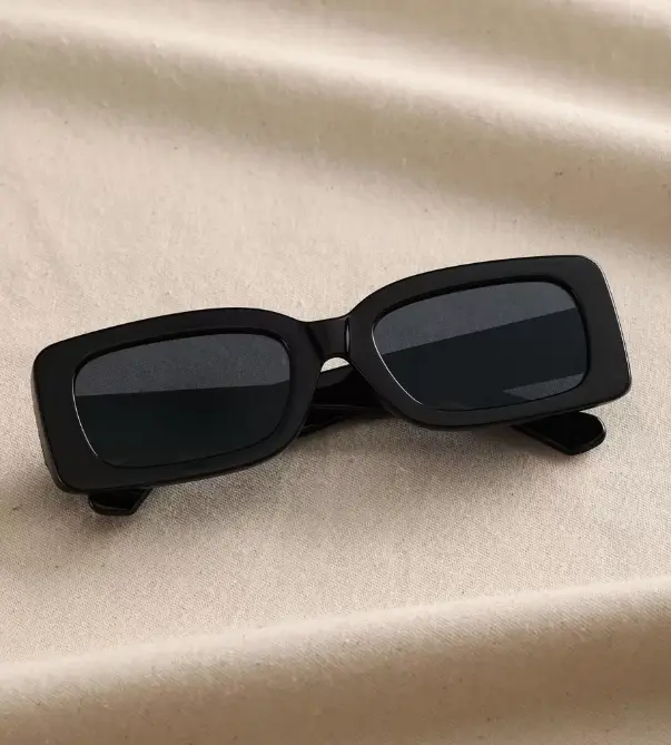Lunettes de soleil carrées classiques en plastique avec protection UV L’Art des Vêtements