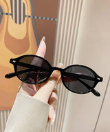 Lunettes de soleil mode à monture ovale rétro en plastique. Conception classique L’Art des Vêtements