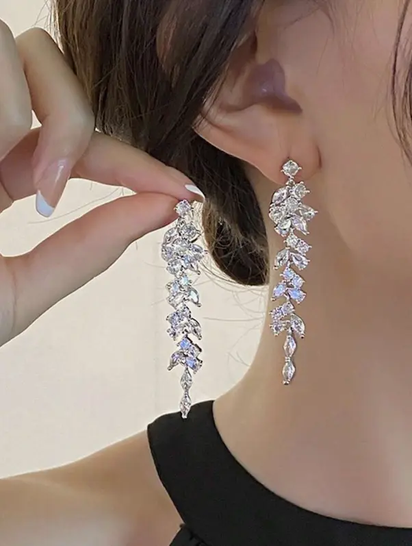 boucles d'oreilles pendantes élégantes et luxueuses au design de feuille cristalline L’Art des Vêtements