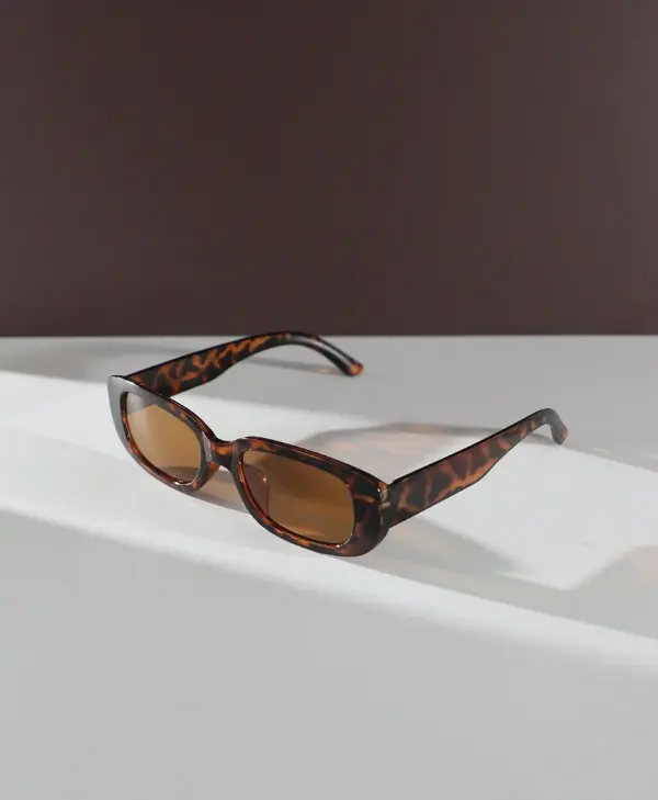 lunettes de mode en plastique carré étroit pour femmes, style simple et décontracté L’Art des Vêtements