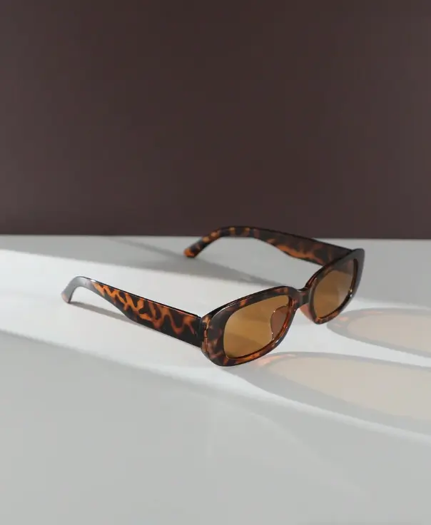 lunettes de mode en plastique carré étroit pour femmes, style simple et décontracté L’Art des Vêtements