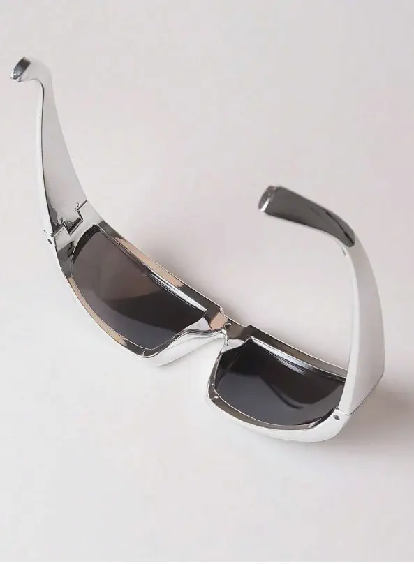 lunettes de soleil de style sportif décoratif avec monture enveloppante L’Art des Vêtements