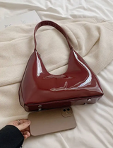 Sac à bandoulière croissant laqué rouge de style coréen - Femme L’Art des Vêtements