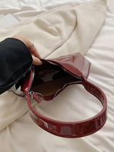 Sac à bandoulière croissant laqué rouge de style coréen - Femme L’Art des Vêtements