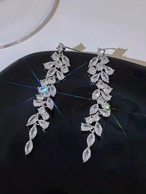 boucles d'oreilles pendantes élégantes et luxueuses au design de feuille cristalline L’Art des Vêtements