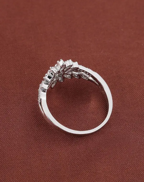Bague décorative avec cubic zirconia cubique en forme de fleur élégante pour femmes L’Art des Vêtements
