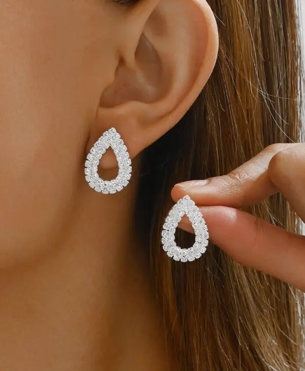 Paire De Boucles D'oreilles À Tige En Strass Sans Fond, De Forme Géométrique L’Art des Vêtements