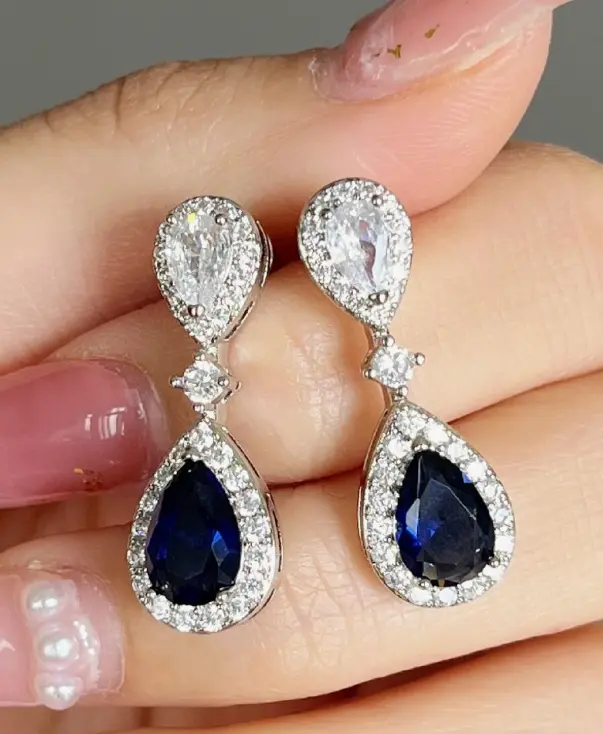 paire de boucles d'oreilles pendantes élégantes et stylées avec zirconium cubique bleu foncé brillant L’Art des Vêtements