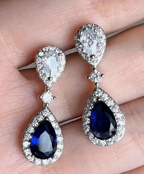 paire de boucles d'oreilles pendantes élégantes et stylées avec zirconium cubique bleu foncé brillant L’Art des Vêtements