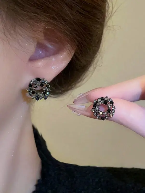 paire de boucles d'oreilles à clou au design floral élégant L’Art des Vêtements