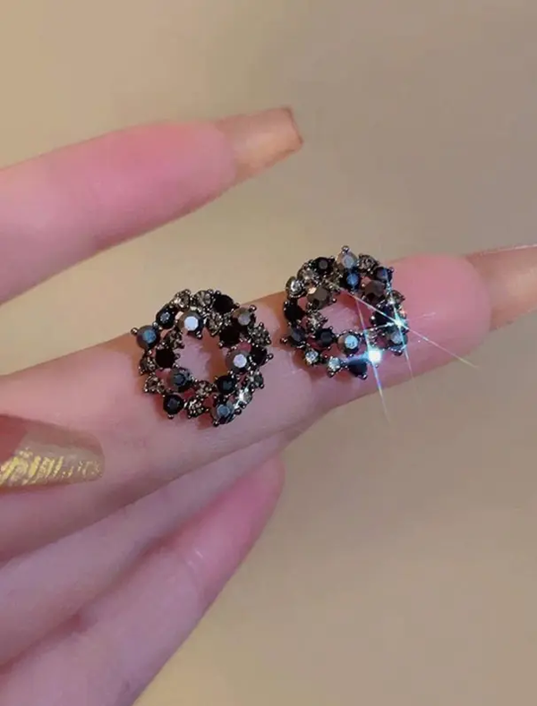 paire de boucles d'oreilles à clou au design floral élégant L’Art des Vêtements