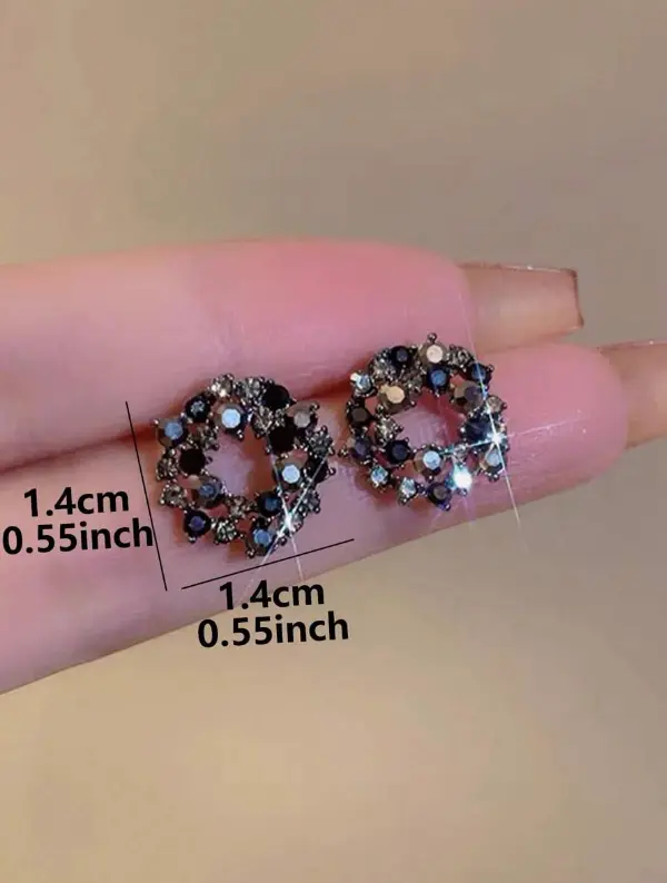 paire de boucles d'oreilles à clou au design floral élégant L’Art des Vêtements