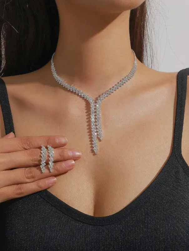 Ensemble de collier et boucles d"oreilles scintillants en strass 3 pièces L’Art des Vêtements