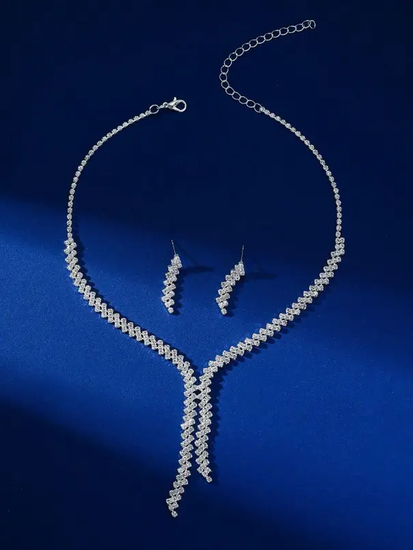 Ensemble de collier et boucles d"oreilles scintillants en strass 3 pièces L’Art des Vêtements