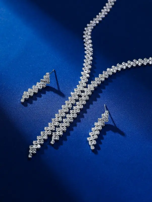 Ensemble de collier et boucles d"oreilles scintillants en strass 3 pièces L’Art des Vêtements