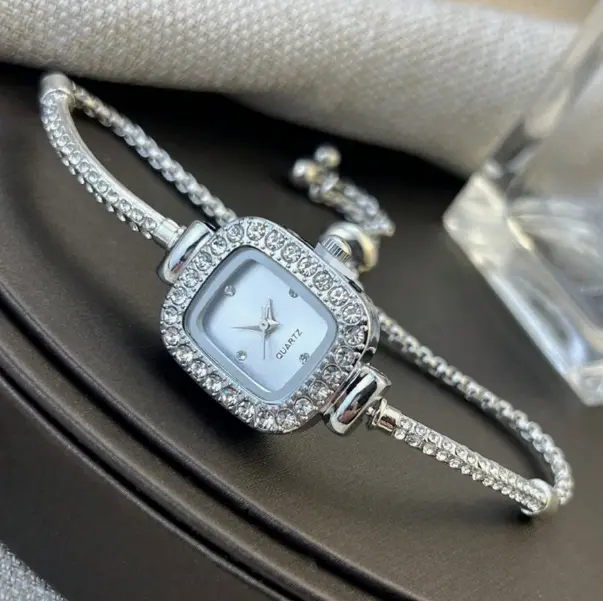 Bracelet Incrusté De Strass À La Mode Et Petite Montre De Forme Carrée Montre-bracelet De Luxe Pour Femme L’Art des Vêtements