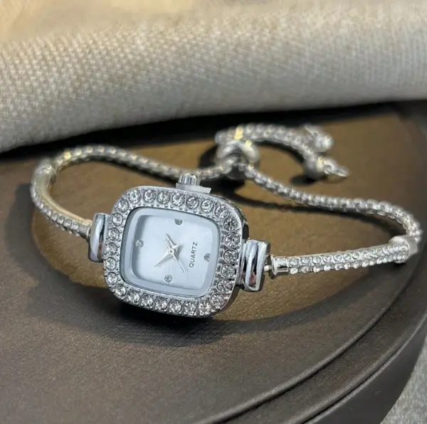 Bracelet Incrusté De Strass À La Mode Et Petite Montre De Forme Carrée Montre-bracelet De Luxe Pour Femme L’Art des Vêtements