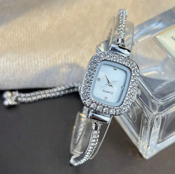Bracelet Incrusté De Strass À La Mode Et Petite Montre De Forme Carrée Montre-bracelet De Luxe Pour Femme L’Art des Vêtements